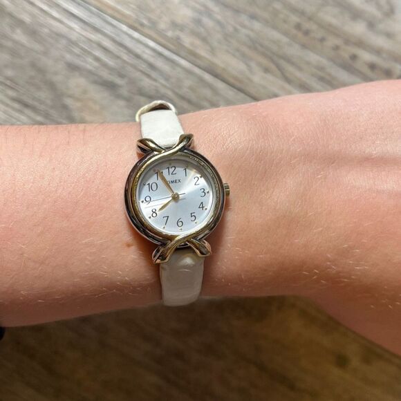 Vintage Watch Timex Leather Strap White Small Round Antique Women's - Picture 1 of 7